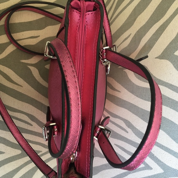 Guess purse - Picture 3 of 4